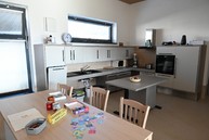 Zväčšiť fotografiu - Z kaštieľa do rodinných domčekov