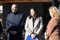 Zväčšiť fotografiu - Z kaštieľa do rodinných domčekov