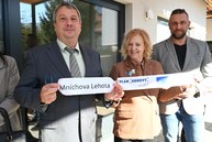 Zväčšiť fotografiu - Z kaštieľa do rodinných domčekov
