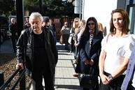 Zväčšiť fotografiu - Z kaštieľa do rodinných domčekov