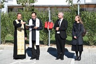 Zväčšiť fotografiu - Z kaštieľa do rodinných domčekov