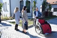 Zväčšiť fotografiu - Z kaštieľa do rodinných domčekov