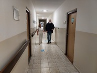 Zväčšiť fotografiu - Z vianočných darčekov od župných zamestnancov sa tešili seniori aj deti - 20211216_090413