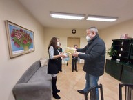 Zväčšiť fotografiu - Z vianočných darčekov od župných zamestnancov sa tešili seniori aj deti - 20211216_100327