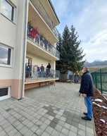 Zväčšiť fotografiu - Z vianočných darčekov od župných zamestnancov sa tešili seniori aj deti - 20211216_102020_1