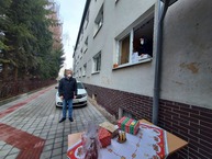 Zväčšiť fotografiu - Z vianočných darčekov od župných zamestnancov sa tešili seniori aj deti - 20211216_102340