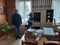 Zväčšiť fotografiu - Z vianočných darčekov od župných zamestnancov sa tešili seniori aj deti - 20211216_105031
