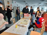 Zväčšiť fotografiu - Z vianočných darčekov od župných zamestnancov sa tešili seniori aj deti - 20211216_112058
