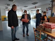 Zväčšiť fotografiu - Z vianočných darčekov od župných zamestnancov sa tešili seniori aj deti - 20211216_112345