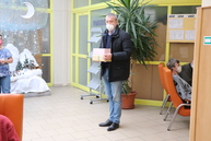 Zväčšiť fotografiu - Z vianočných darčekov od župných zamestnancov sa tešili seniori aj deti - IMG_4800