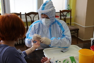 Zväčšiť fotografiu - Zariadenia sociálnych služieb v kraji prechádzajú plošným testovaním na covid-19 - IMG_0008