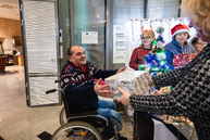 Zväčšiť fotografiu - Župní zamestnanci rozdávajú radosť klientom zariadení sociálnych služieb - TSK_trhy_utorok_mini (18 of 34)