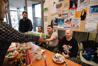 Zväčšiť fotografiu - Župní zamestnanci rozdávajú radosť klientom zariadení sociálnych služieb - TSK_trhy_utorok_mini (21 of 34)