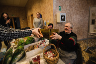 Zväčšiť fotografiu - Župní zamestnanci rozdávajú radosť klientom zariadení sociálnych služieb - TSK_trhy_utorok_mini (28 of 34)