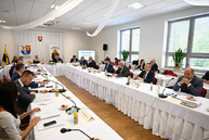 Zväčšiť fotografiu - Krajské zastupiteľstvo odsúdilo atentát na predsedu vlády sr - 20240515_HANDLOVA_vlada_004w