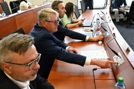 Zväčšiť fotografiu - Na májovom rokovaní poslanci riešili budúcnosť krajských nemocníc aj prvú zmenu rozpočtu