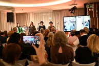 Zväčšiť fotografiu - Ak nie je naša práca pretkaná láskou, tak je zbytočná