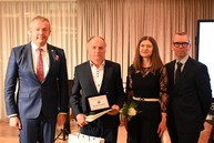 Zväčšiť fotografiu - Ak nie je naša práca pretkaná láskou, tak je zbytočná