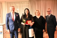 Zväčšiť fotografiu - Ak nie je naša práca pretkaná láskou, tak je zbytočná