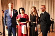 Zväčšiť fotografiu - Ak nie je naša práca pretkaná láskou, tak je zbytočná