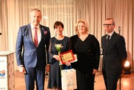 Zväčšiť fotografiu - Ak nie je naša práca pretkaná láskou, tak je zbytočná