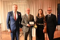 Zväčšiť fotografiu - Ak nie je naša práca pretkaná láskou, tak je zbytočná