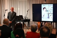 Zväčšiť fotografiu - Ak nie je naša práca pretkaná láskou, tak je zbytočná