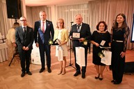 Zväčšiť fotografiu - Ak nie je naša práca pretkaná láskou, tak je zbytočná