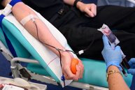 Zväčšiť fotografiu - Aké benefity prináša so sebou darcovstvo krvi? - 20190529_TSK_Kvapka_krvi_015w