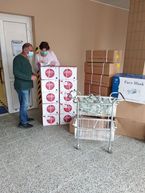 Zväčšiť fotografiu - Ochranné prostriedky od štátu pre záchrannú zdravotnú službu si už prevzala aj považskobystrická nemocnica - 91562146_2626670694214407_3947150622347755520_o