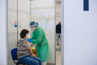 Zväčšiť fotografiu - Personál dvoch vkoc za uplynulý víkend zaočkoval 7 274 ľudí! - TSK_KVOC_TN