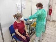 Zväčšiť fotografiu - Personál župných vkoc zaočkoval viac ako dve tisíc ľudí - 1