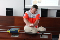 Poskytnúť prvú pomoc s použitím externého defibrilátora už vedia aj zamestnanci trenčianskej župy - IMG_7279