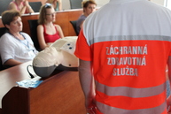 Poskytnúť prvú pomoc s použitím externého defibrilátora už vedia aj zamestnanci trenčianskej župy - IMG_7285
