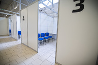 Zväčšiť fotografiu - Prihláste sa na očkovanie v kvc už tento víkend! toto potrebujete vedieť - TSK_príprava vakcinačného centra_mini(13)