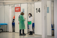 Zväčšiť fotografiu - Tento víkend očkuje župa poslednýkrát vakcínou od výrobcu astrazeneca - TSK_Otvorenie VKOC Trenčín-4