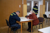 Zväčšiť fotografiu - Trenčianska župa pomáha s očkovaním priamo v obciach - 20211127_BOSACA_ockovanie_005w