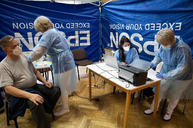Zväčšiť fotografiu - Trenčianska župa pomáha s očkovaním priamo v obciach - 20211127_BOSACA_ockovanie_010w