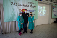 Zväčšiť fotografiu - Už aj obyvatelia hornej nitry sa očkujú vo veľkom! - DSC_9574