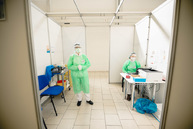 Zväčšiť fotografiu - V dvoch vkoc bolo podaných viac ako 6 tisíc dávok vakcín, očkované boli prvýkrát aj deti - 2