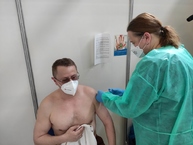 Zväčšiť fotografiu - V dvoch vkoc bolo podaných viac ako 6 tisíc dávok vakcín, očkované boli prvýkrát aj deti - 7
