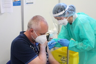 Zväčšiť fotografiu - Veľkokapacitné krajské očkovacie centrá premiérovo očkujú už aj vakcínou pfizer/biontech - IMG_0022