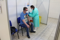 Zväčšiť fotografiu - Veľkokapacitné krajské očkovacie centrá premiérovo očkujú už aj vakcínou pfizer/biontech - IMG_0030