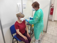 Zväčšiť fotografiu - Veľkokapacitné krajské očkovacie centrá premiérovo očkujú už aj vakcínou pfizer/biontech - IMG_20210501_094743