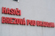 Zväčšiť fotografiu - Výjazdové tímy župných nemocníc spolu s vkoc podal za sobotu viac ako 1 200 dávok vakcín - 20211204_BREZOVA_POD_BRADLOM_ockovanie_034w