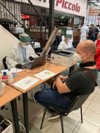 Zväčšiť fotografiu - Výjazdové tímy župných nemocníc spolu s vkoc podal za sobotu viac ako 1 200 dávok vakcín - 260864651_207236224921150_6544357238748733078_n