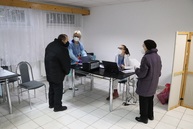 Zväčšiť fotografiu - Výjazdové tímy župných nemocníc spolu s vkoc podal za sobotu viac ako 1 200 dávok vakcín - IMG_4115