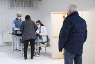 Zväčšiť fotografiu - Výjazdové tímy župných nemocníc spolu s vkoc podal za sobotu viac ako 1 200 dávok vakcín - IMG_4124