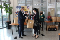 Zväčšiť fotografiu - Župa neustále zásobuje lekárov aj zariadenia sociálnych služieb ochrannými pomôckami - distribucia_OOPP_ZSS_APRIL (2)