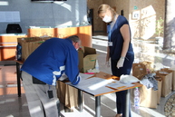 Zväčšiť fotografiu - Župa neustále zásobuje lekárov aj zariadenia sociálnych služieb ochrannými pomôckami - distribucia_OOPP_ZSS_april